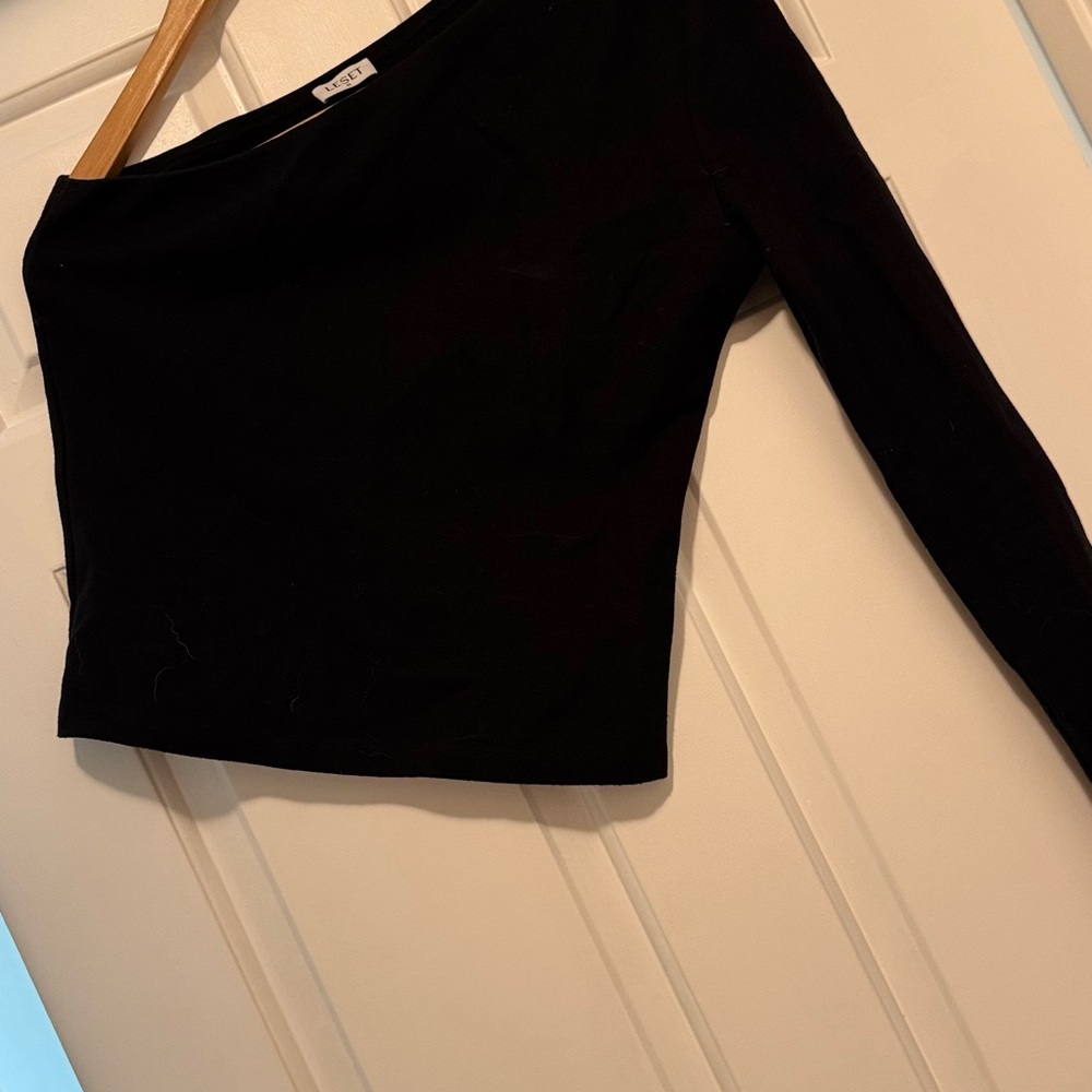 Elegant off should shirt